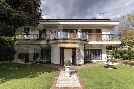 Foto Villa singola in Via Mazzini 4, Trezzano sul Naviglio di 301 m²