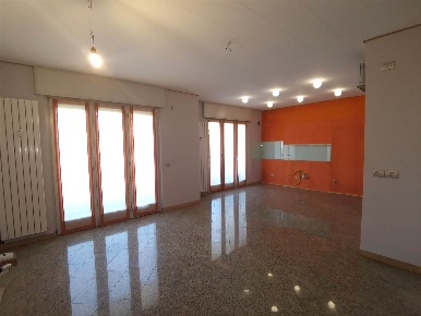 Foto Appartamento in Via Pio Rajna, Sondrio Centro di 95 m² con 5 locali