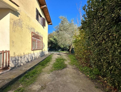 casa indipendente in vendita ad Aprilia in zona Fossignano