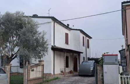 Foto Casa indipendente in Via Fiumazzo, Lugo di 160 m² con 8 locali
