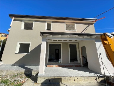 Foto Villa bifamiliare a Sarzana di 110 m² con 4 locali in vendita