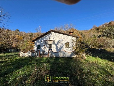 Foto Appartamento in Via Cucco 27, Fosdinovo di 120 m² con 8 locali