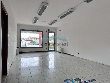 Foto Negozio in PIAZZA FREGONA 1, Fregona Centro di 50 m² con 2 locali