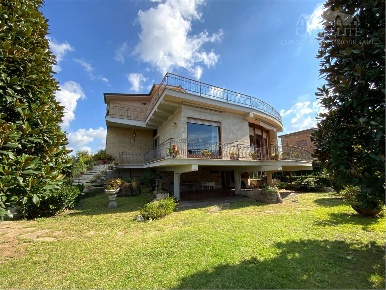 Foto Villa unifamiliare in VIA AZALEE 5, Ardea di 296 m² con 5 locali