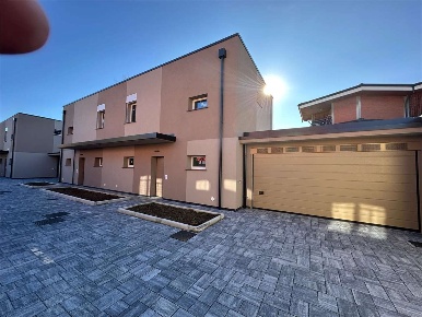 Foto Villa a schiera in Via Roma, Limido Comasco Centro di 120 m²