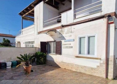 Foto Appartamento in Via Lago Trasimeno, Pomezia di 98 m² con 6 locali