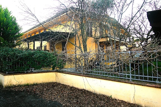 casa indipendente in vendita a Carrara in zona Avenza