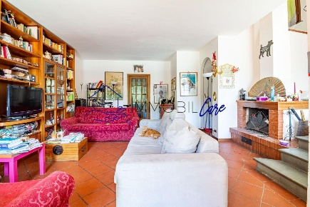 Foto Villa bifamiliare a Vicopisano Centro di 222 m² con 7 locali