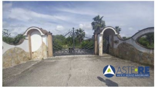 Foto Villa unifamiliare in Via Giovenco, Aprilia di 371 m² con 8 locali