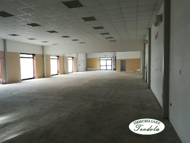 Foto Capannone industriale a Castelnuovo Magra di 360 m² con 1 locali