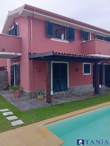 Foto Case semi ndipendenti in via cassola, Carrara di 120 m² con 4 locali