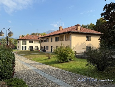 Foto Appartamento in via Manzoni, Merone Centro di 124 m² con 2 locali