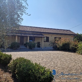 Foto Villa unifamiliare a Villanova d'Albenga Centro di 213 m² con 5 locali
