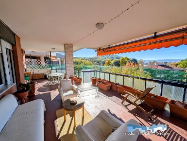 Foto Appartamento in Via Pavone, Banchette di 191 m² con 4 locali