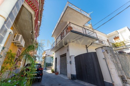 Foto Villa singola in Via Calanna 36, Valverde di 152 m² con 5 locali