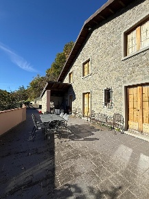 Foto Villa unifamiliare a Comano di 159 m² con 8 locali in affitto