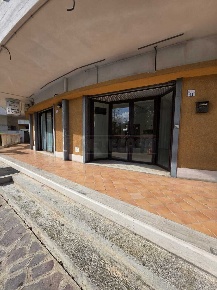 Foto Locale commerciale a Mercato San Severino Centro di 70 m² con 2 locali