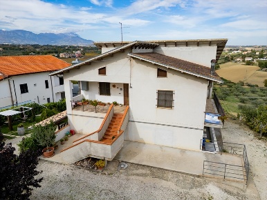 Foto Villa bifamiliare in VIA TRATTURELLO 12, Rosciano di 175 m² in vendita