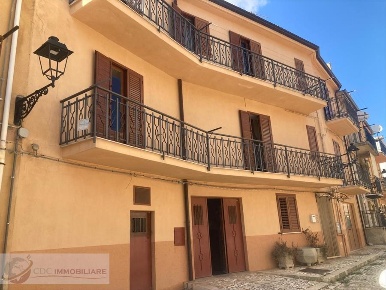Foto Casa indipendente in Via Censiti 9, Prizzi di 380 m² con 10 locali
