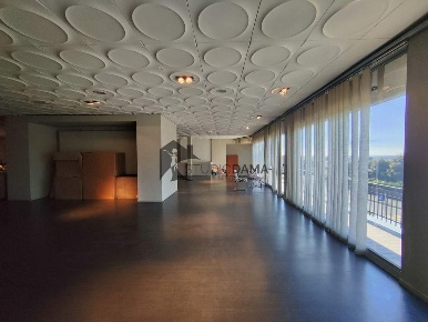 Foto Locale commerciale in via pasubio, Lonato del Garda Lonato di 680 m²