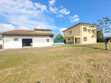 Foto Villa bifamiliare a Viareggio Torre del Lago di 120 m² con 5 locali
