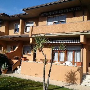 Foto Villa bifamiliare a Forte dei Marmi di 140 m² con 8 locali in affitto