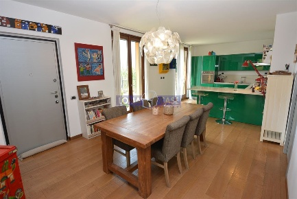 Foto Villa bifamiliare in Via dei Mughetti, Usmate Velate di 171 m²