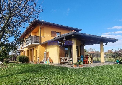 Foto Villa bifamiliare in Via dei Mughetti, Usmate Velate di 171 m²