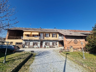 Foto Casa indipendente in Frazione San Giovanni, Cherasco di 250 m²