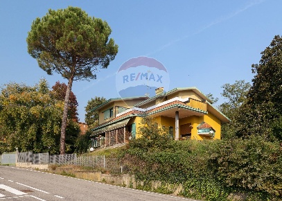 Foto Villa singola a Montevecchia Quattro Strade di 300 m² con 7 locali