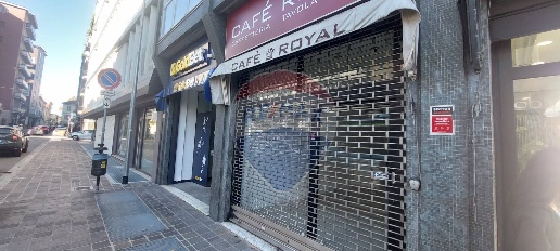Foto Negozio in via manzoni, Monza Centro Storico di 129 m² con 2 locali