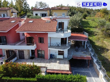 Foto Villa bifamiliare in via Raffaello Sanzio, Rende Roges di 230 m²