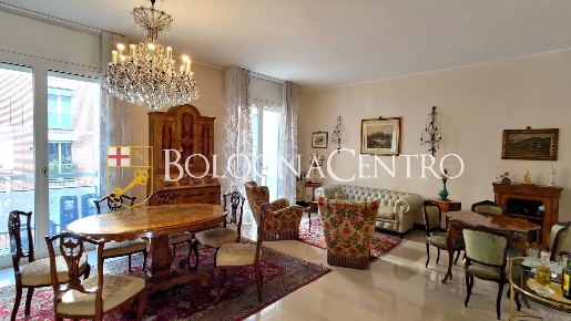 Foto Appartamento in Via Riva Di Reno, Bologna Centro Storico di 173 m²