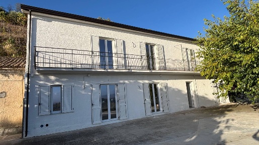Foto Casa indipendente in Contrada Monte Ponente, Apice di 200 m²