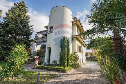 Foto Villa singola in via Pontirolo, Fara Gera d'Adda Centro di 400 m²