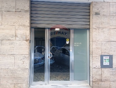 Foto Locale commerciale in Via Calefati, Bari Murat di 90 m² in vendita
