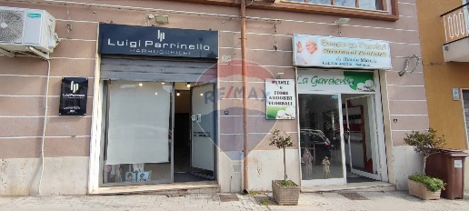 Foto Locale commerciale in VIALE AUTONOMIA, Caltagirone Centro di 100 m²