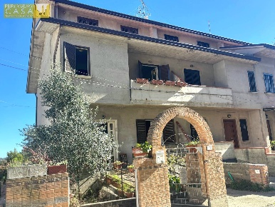 Foto Villa a schiera in Via De Briitis, Campli di 154 m² con 4 locali