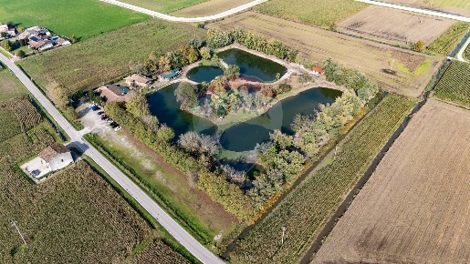 Foto Attività commerciale a Castel Goffredo di 475 m² con 8 locali