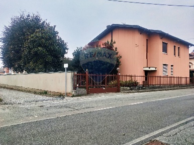 Foto Villa singola in via IV Novembre, Benna di 480 m² con 7 locali