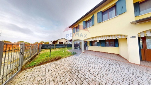 Foto Villa bifamiliare a Legnaro Centro di 145 m² con 5 locali in vendita