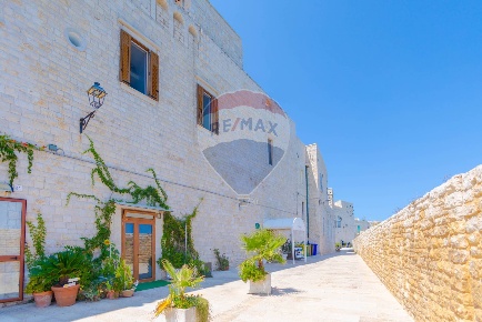 Foto Hotel in Via San Domenico Maggiore, Giovinazzo di 1630 m² in vendita