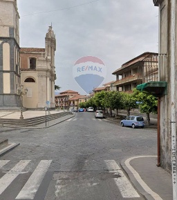 Foto Box in via croce, Aci Catena Centro di 19 m² con 1 locali in vendita