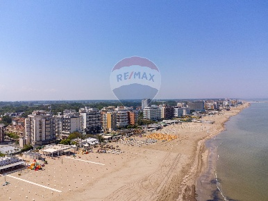 Foto Locale commerciale in Via Marina, Ravenna di 1400 m² con 10 locali