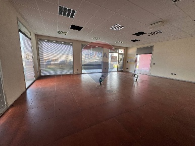 Foto Negozio in Via Giovanni Falcone, Castellucchio di 210 m² con 3 locali