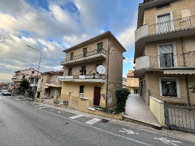Foto Appartamento a Fermo di 88 m² con 5 locali in vendita