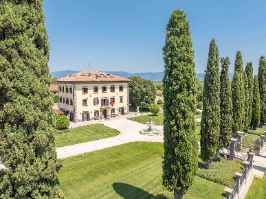 Foto Villa unifamiliare a Cortona Centro di 1812 m² con 31 locali
