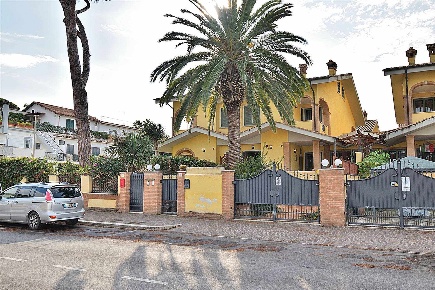 Foto Villa bifamiliare in Via Castellammare 88, Fiumicino Fregene di 190 m²