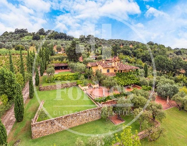 Foto Villa unifamiliare a Poggio a Caiano di 1000 m² con 20 locali