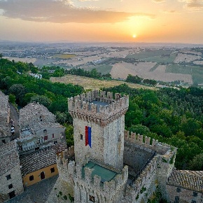 Foto Appartamento a Offagna di 228 m² con 9 locali in vendita